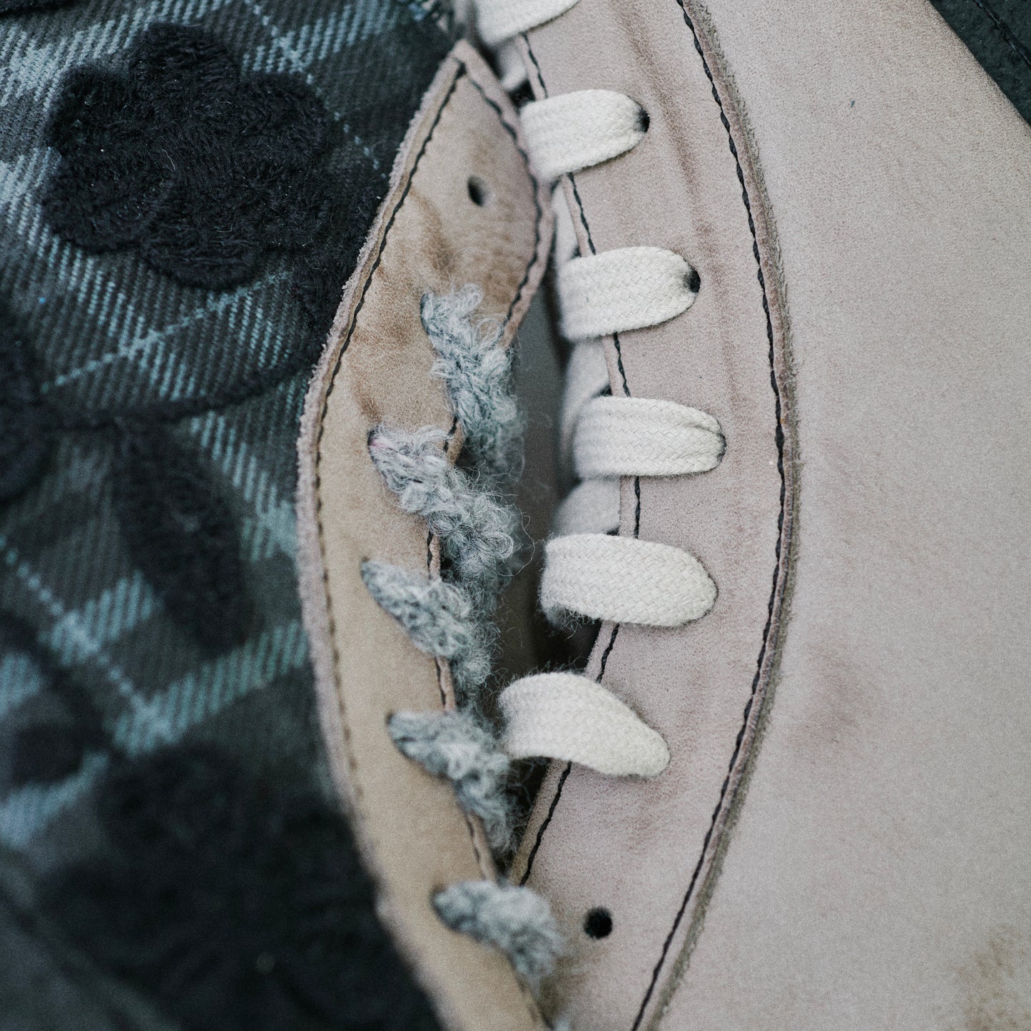 THE12 _ 14275 | Broderie noire