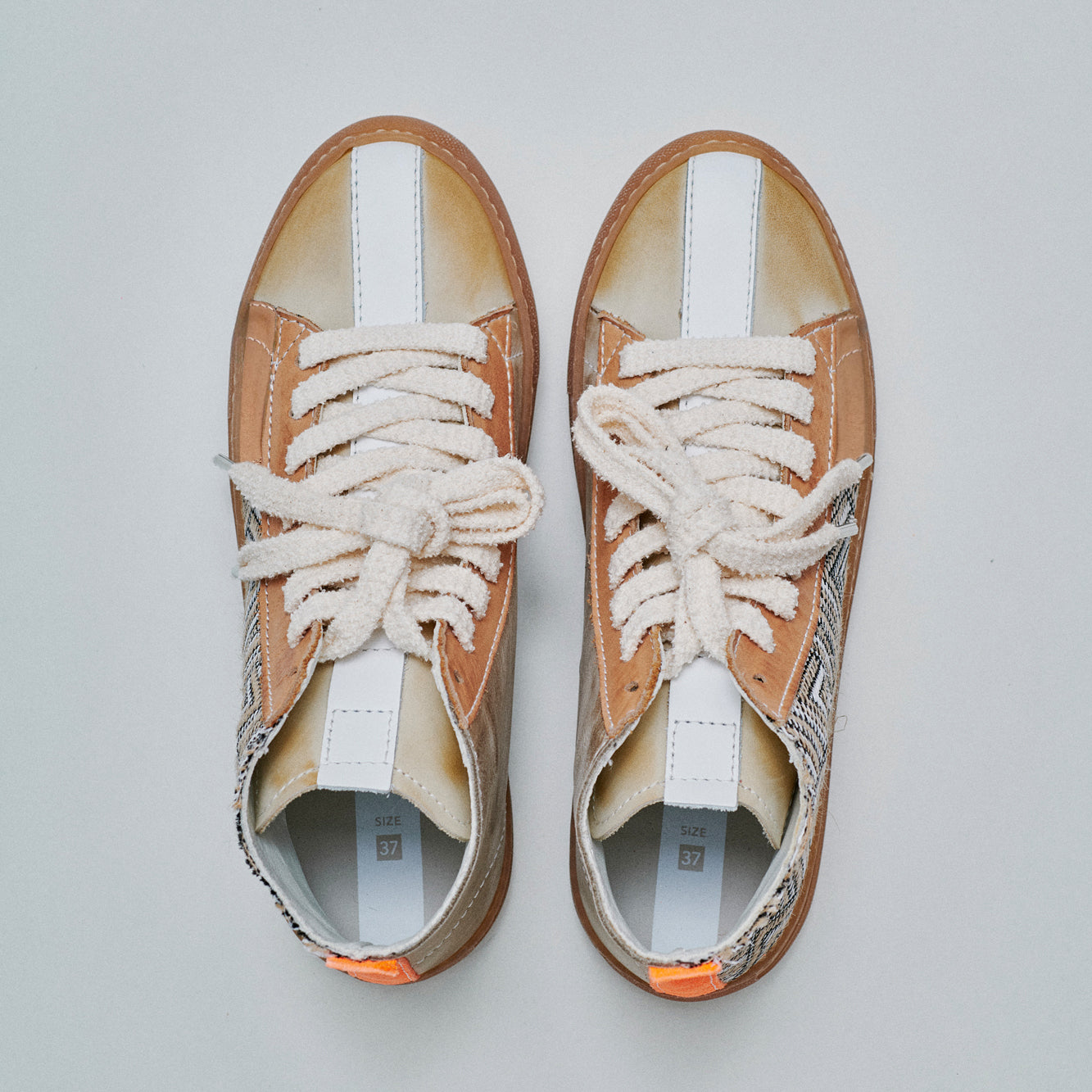 THE12 _ 15279 | White Pyramid Raffia