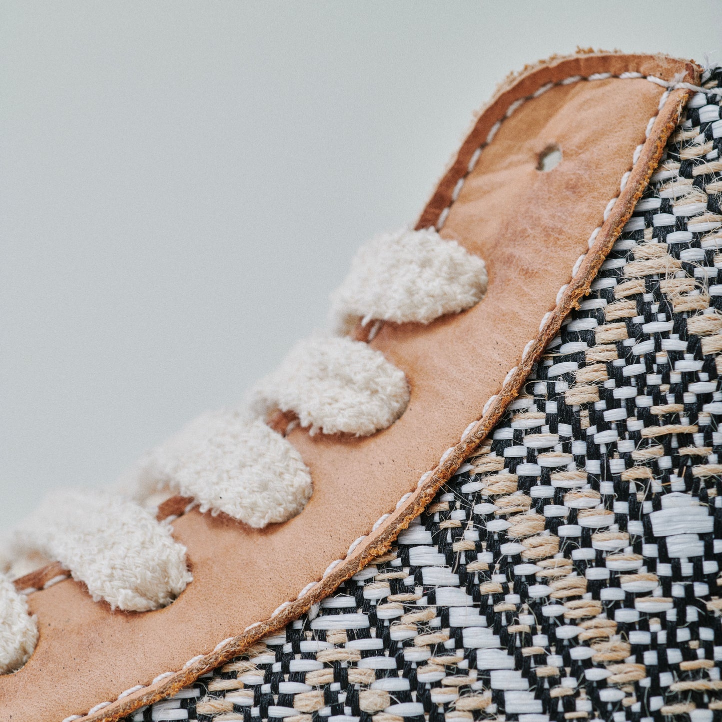 THE12 _ 15279 | White Pyramid Raffia