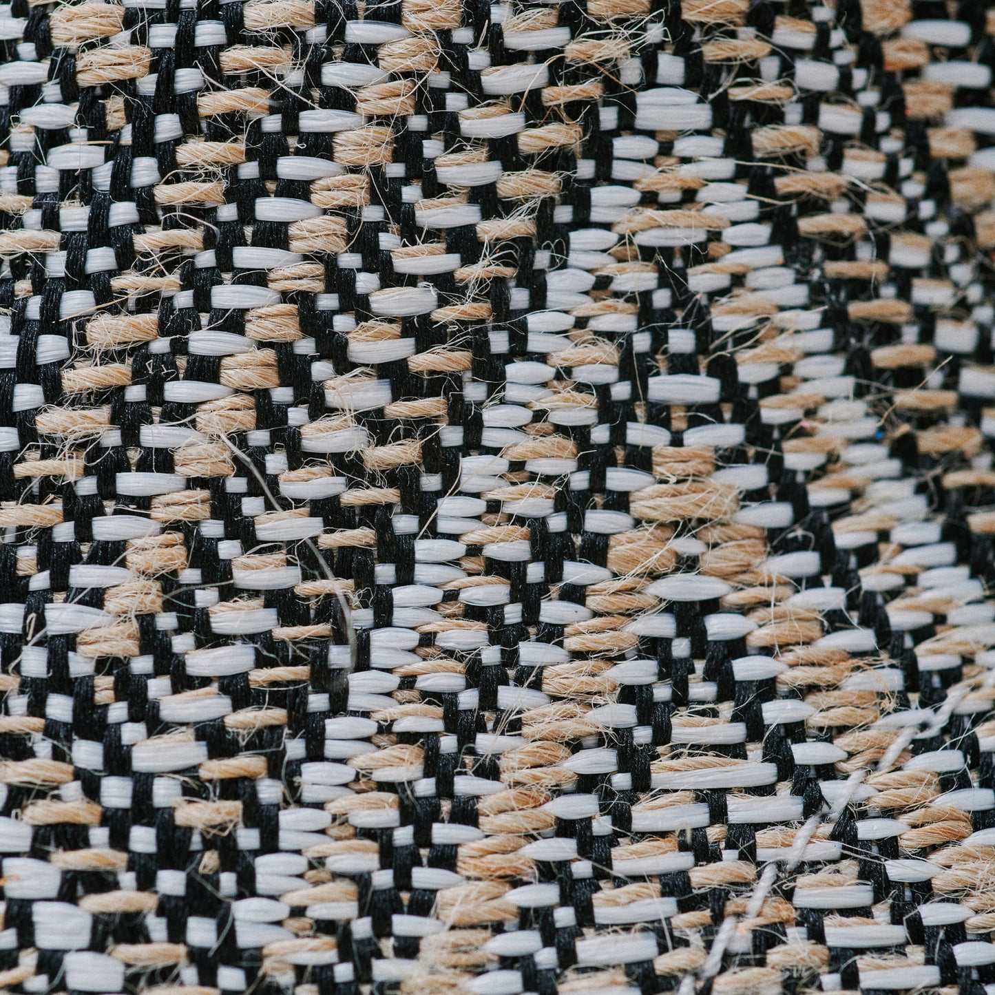 THE12 _ 15279 | White Pyramid Raffia